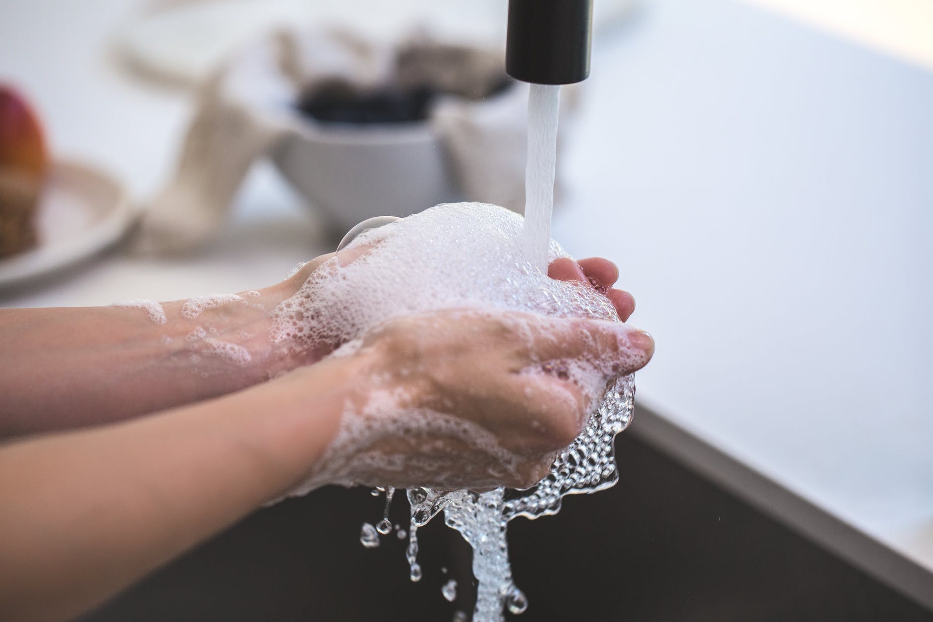 droge handen door handen wassen